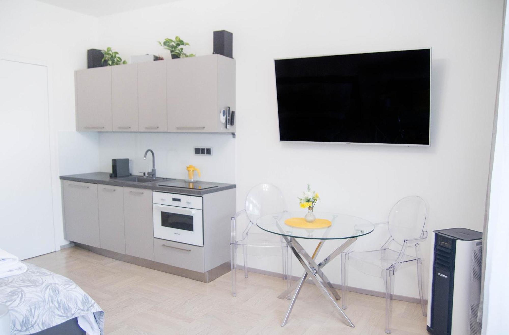 New Exclusive With Ac Nearby Metro Apartment Prag