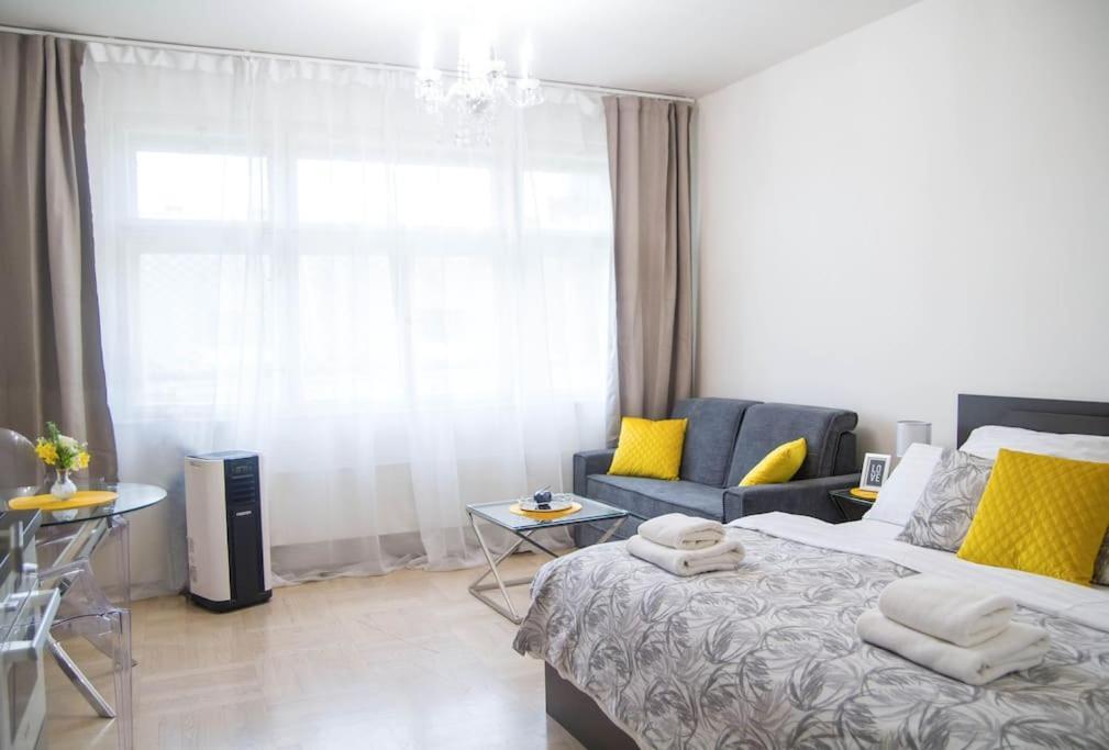 New Exclusive With Ac Nearby Metro Apartment