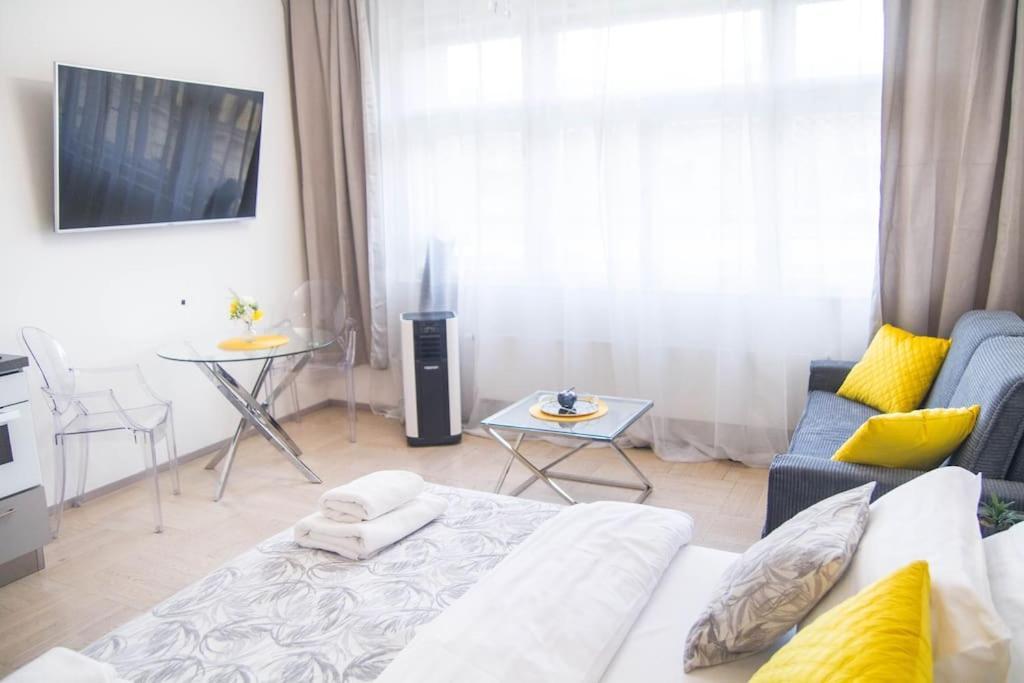 New Exclusive With Ac Nearby Metro Apartment *