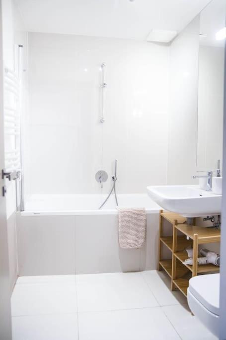 New Exclusive With Ac Nearby Metro Apartment *